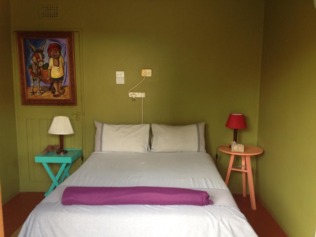 Jungle Monkey Backpackers Pansiyon Port Saint Johnʼs Oda fotoğraf