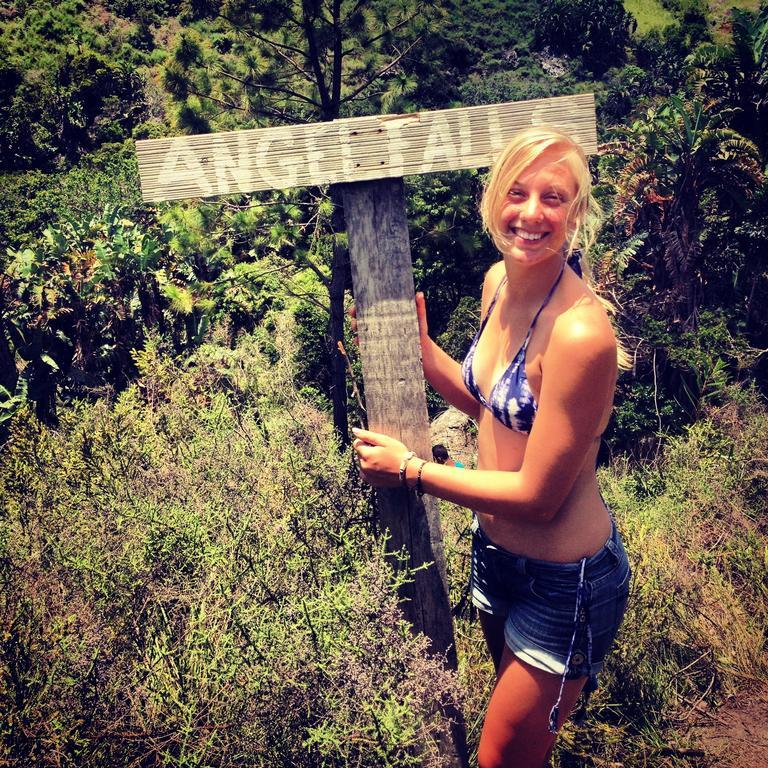 Jungle Monkey Backpackers Pansiyon Port Saint Johnʼs Dış mekan fotoğraf