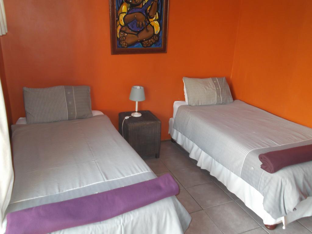 Jungle Monkey Backpackers Pansiyon Port Saint Johnʼs Dış mekan fotoğraf
